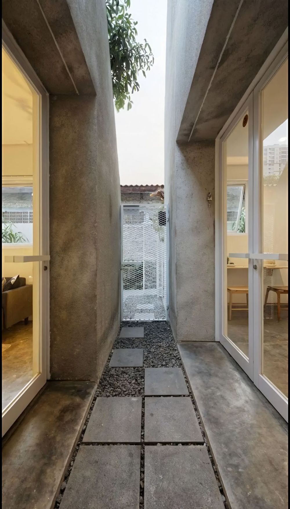 Rumah dengan lahan 70m2 nyempil di gang sempit ini ternyata raih award dunia, ini 11 potretnya