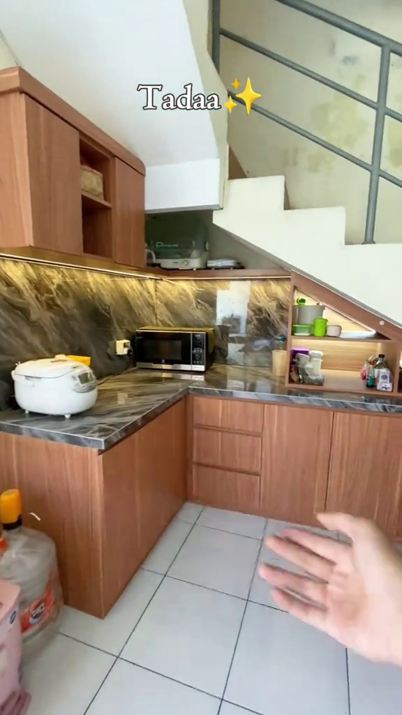 Makeover dapur minimalis di kolong tangga bak gudang jadi mewah idaman emak-emak, intip 9 potretnya