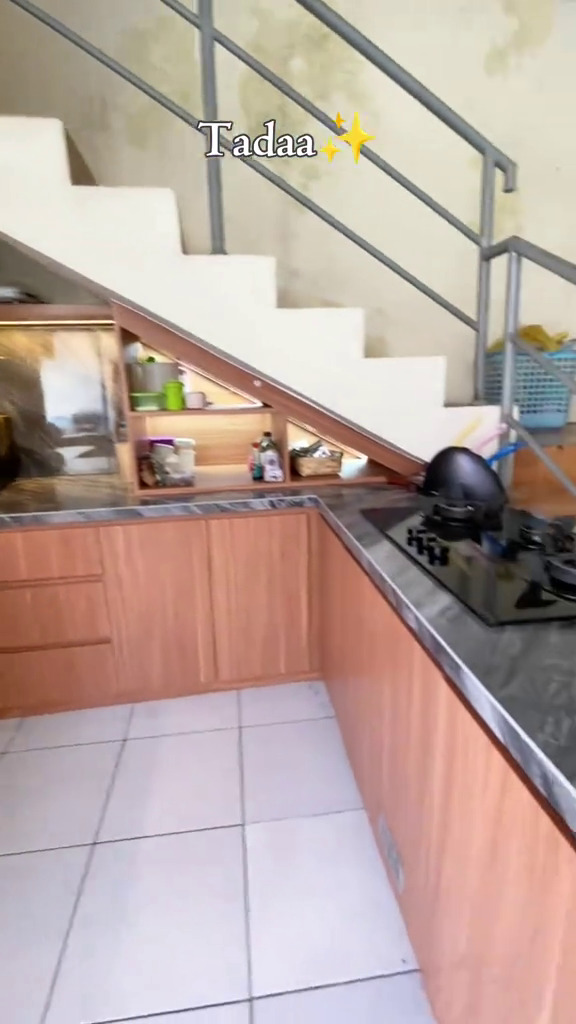 Makeover dapur minimalis di kolong tangga bak gudang jadi mewah idaman emak-emak, intip 9 potretnya