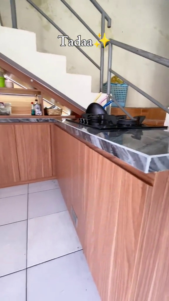 Makeover dapur minimalis di kolong tangga bak gudang jadi mewah idaman emak-emak, intip 9 potretnya