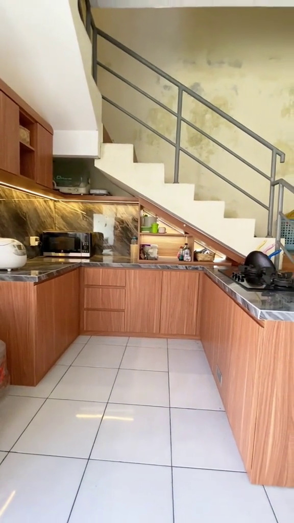 Makeover dapur minimalis di kolong tangga bak gudang jadi mewah idaman emak-emak, intip 9 potretnya