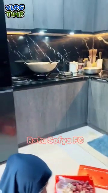 9 Potret dapur Ratu Sofya saat tinggal bareng orang tua, interiornya mewah serba hitam bermotif marmer