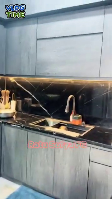 9 Potret dapur Ratu Sofya saat tinggal bareng orang tua, interiornya mewah serba hitam bermotif marmer