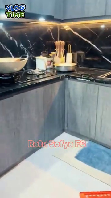 9 Potret dapur Ratu Sofya saat tinggal bareng orang tua, interiornya mewah serba hitam bermotif marmer
