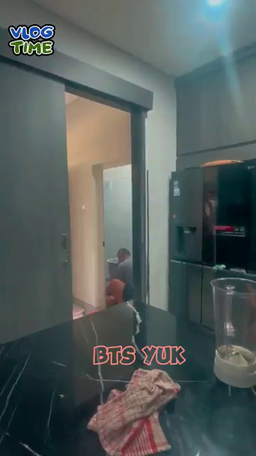 9 Potret dapur Ratu Sofya saat tinggal bareng orang tua, interiornya mewah serba hitam bermotif marmer