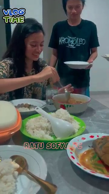 9 Potret dapur Ratu Sofya saat tinggal bareng orang tua, interiornya mewah serba hitam bermotif marmer