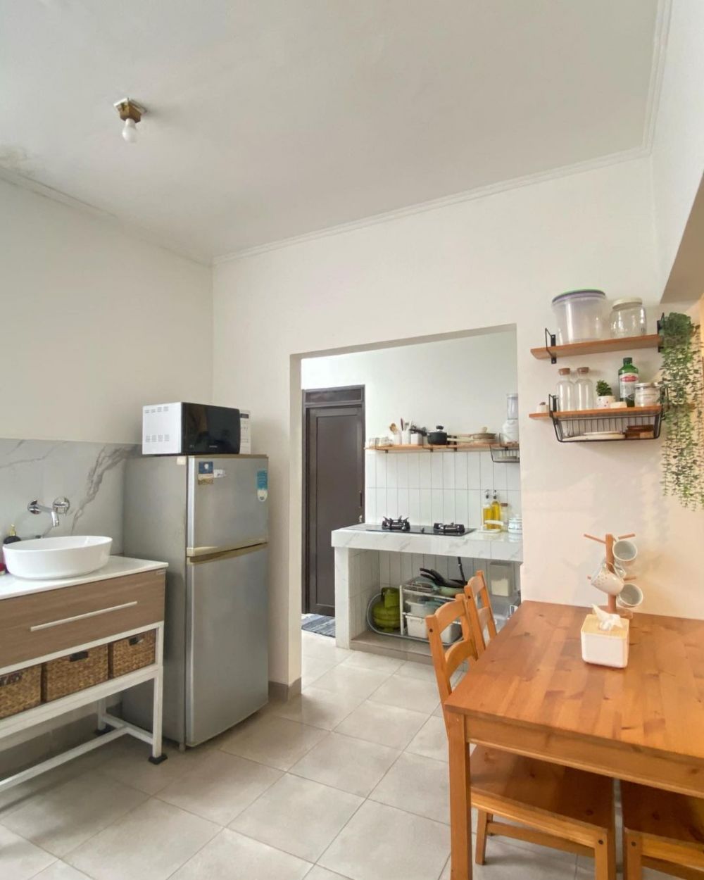 9 Potret dapur tanpa tirai kolong ini visualnya rapi dan estetik meski tanpa kitchen set