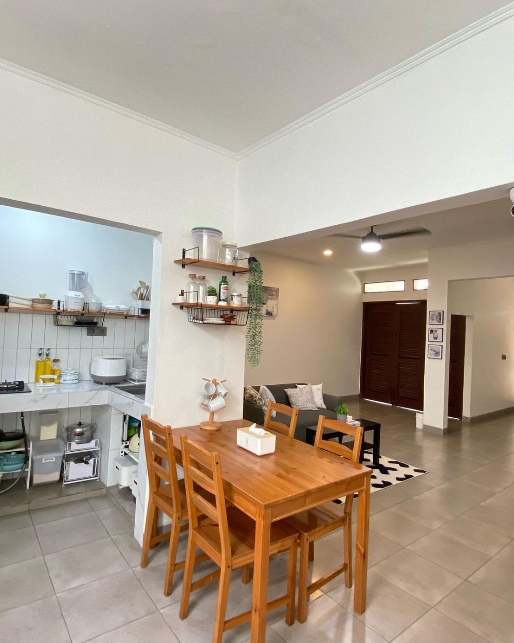 9 Potret dapur tanpa tirai kolong ini visualnya rapi dan estetik meski tanpa kitchen set