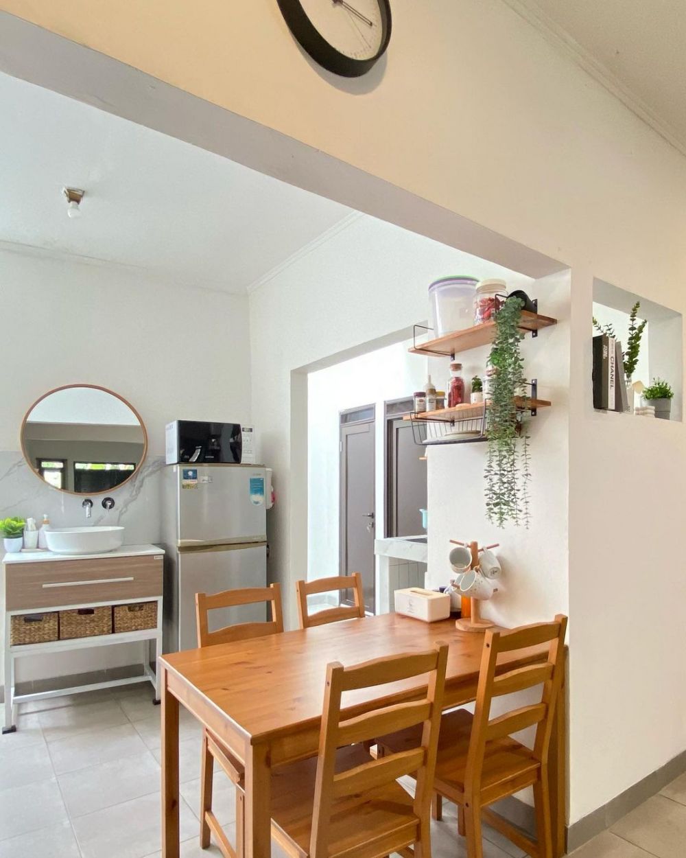 9 Potret dapur tanpa tirai kolong ini visualnya rapi dan estetik meski tanpa kitchen set