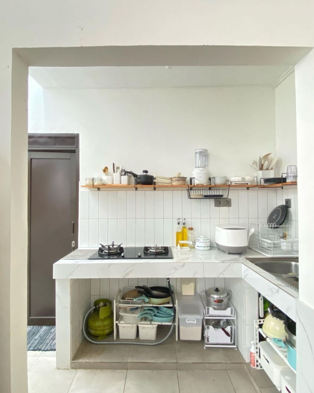 9 Potret dapur tanpa tirai kolong ini visualnya rapi dan estetik meski tanpa kitchen set