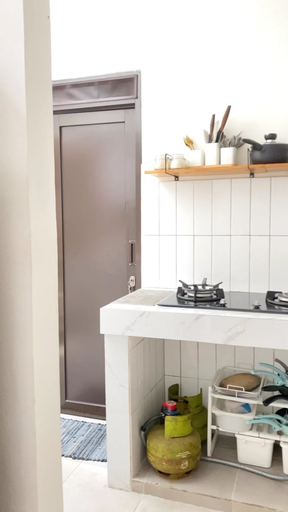 9 Potret dapur tanpa tirai kolong ini visualnya rapi dan estetik meski tanpa kitchen set