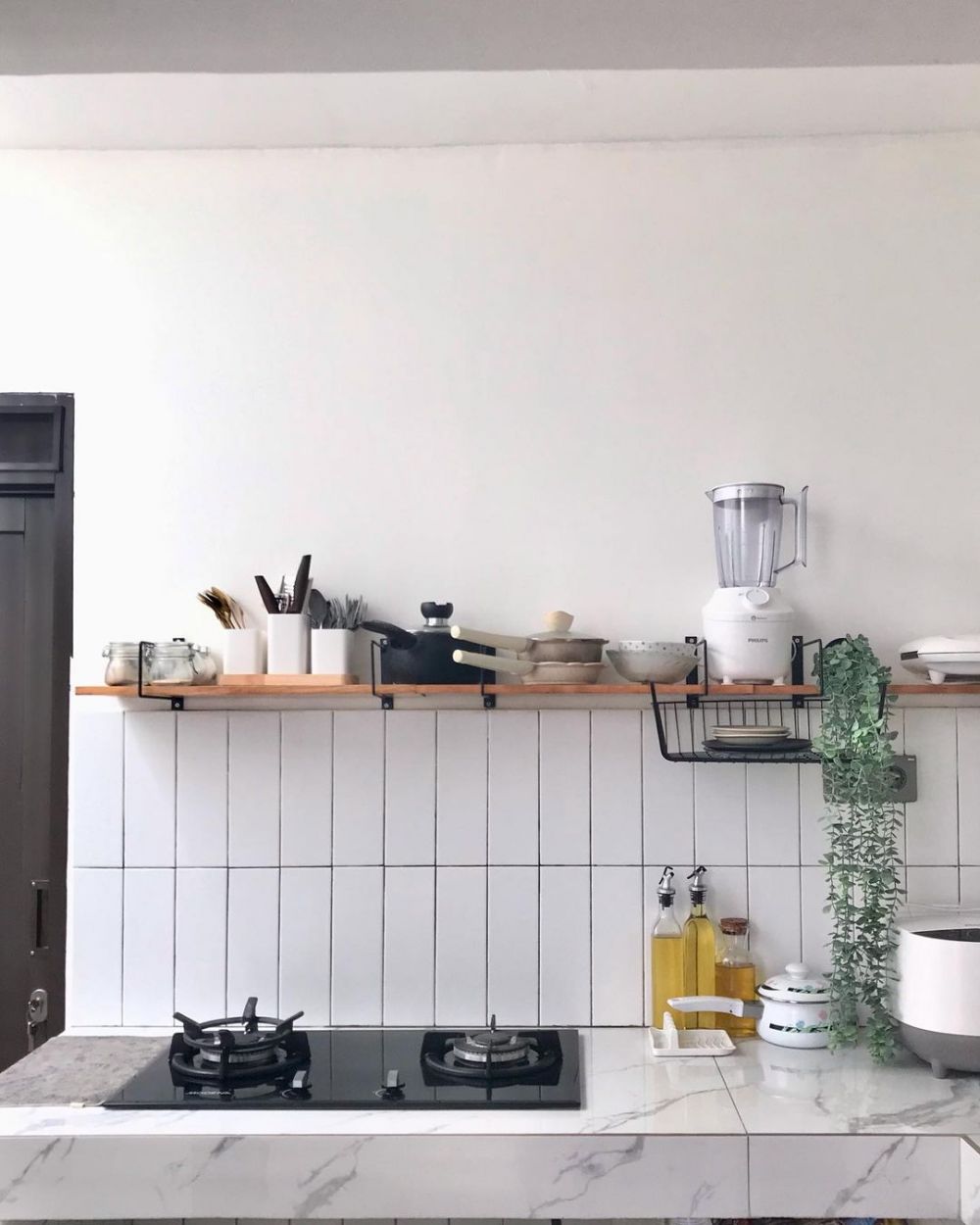 9 Potret dapur tanpa tirai kolong ini visualnya rapi dan estetik meski tanpa kitchen set