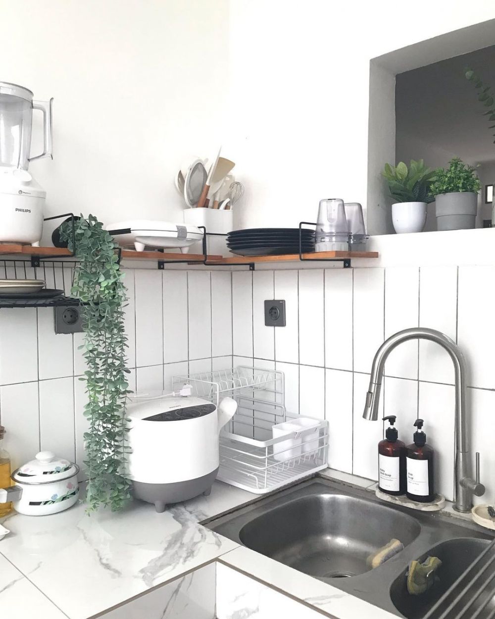 9 Potret dapur tanpa tirai kolong ini visualnya rapi dan estetik meski tanpa kitchen set