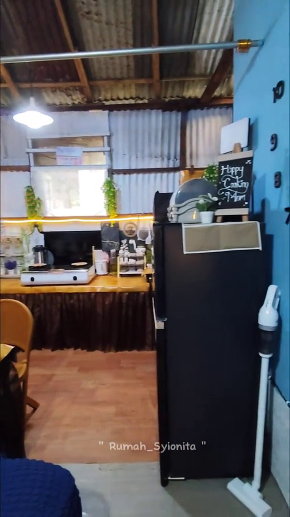 9 Potret makeover dapur kontrakan berdinding seng jadi apik dan rapi, bukti estetik tak harus megah