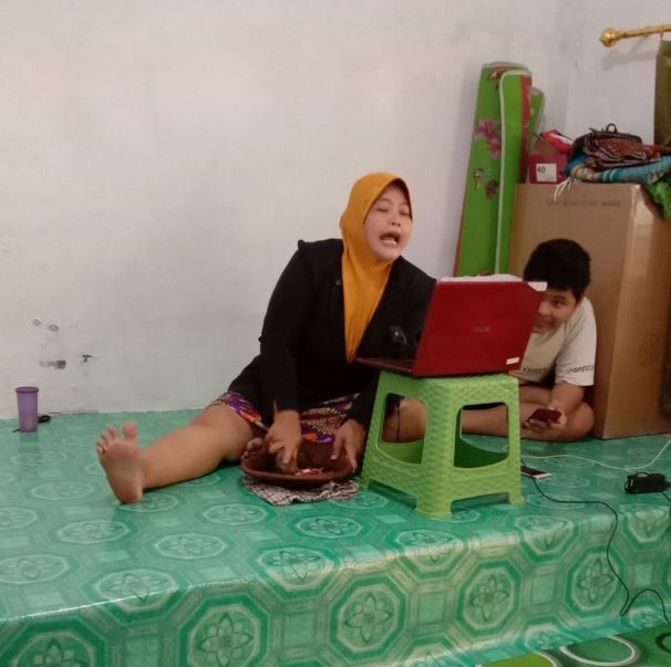 11 Aksi kocak emak-semak multitasking ini bikin takjub plus heran, emang nggak ada lawannya