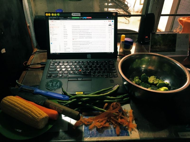 11 Aksi kocak emak-semak multitasking ini bikin takjub plus heran, emang nggak ada lawannya