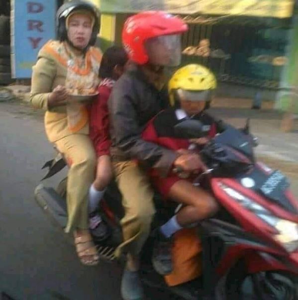 11 Aksi kocak emak-semak multitasking ini bikin takjub plus heran, emang nggak ada lawannya