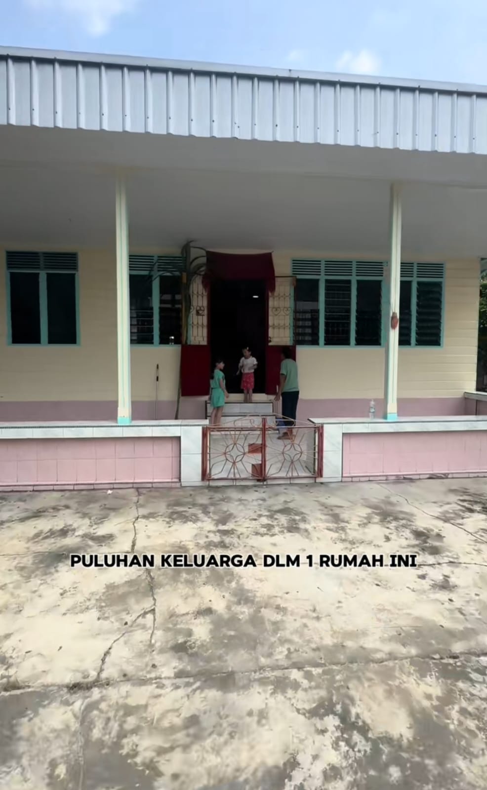9 Potret rumah sederhana yang ditempati puluhan keluarga, desainnya bikin geleng kepala