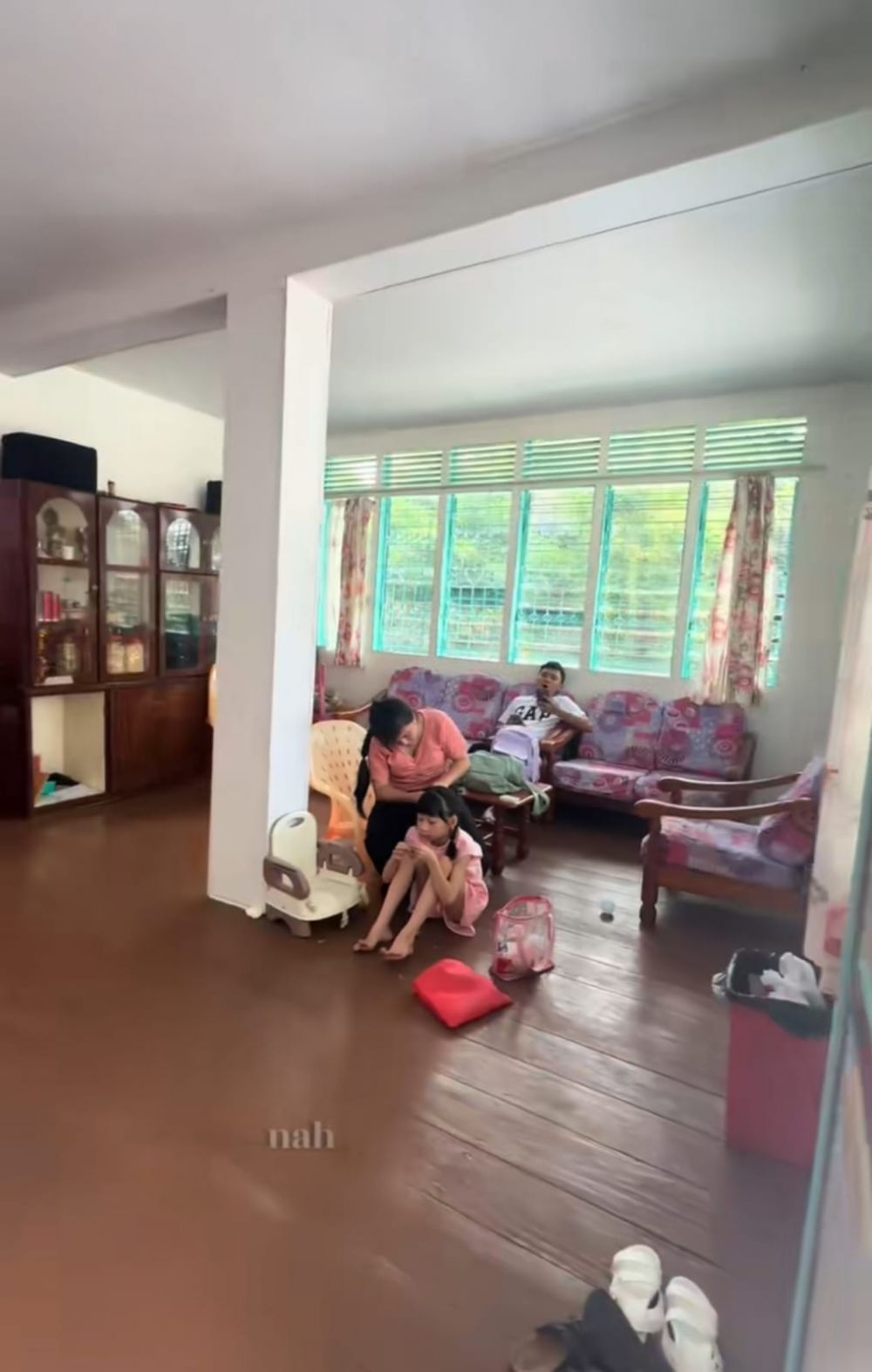 9 Potret rumah sederhana yang ditempati puluhan keluarga, desainnya bikin geleng kepala