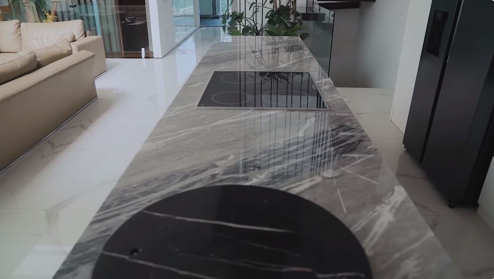 Kondang gaya hidup frugal living tapi keran rumahnya Rp 17 juta, ini 9 potret dapur rumah Raditya Dika