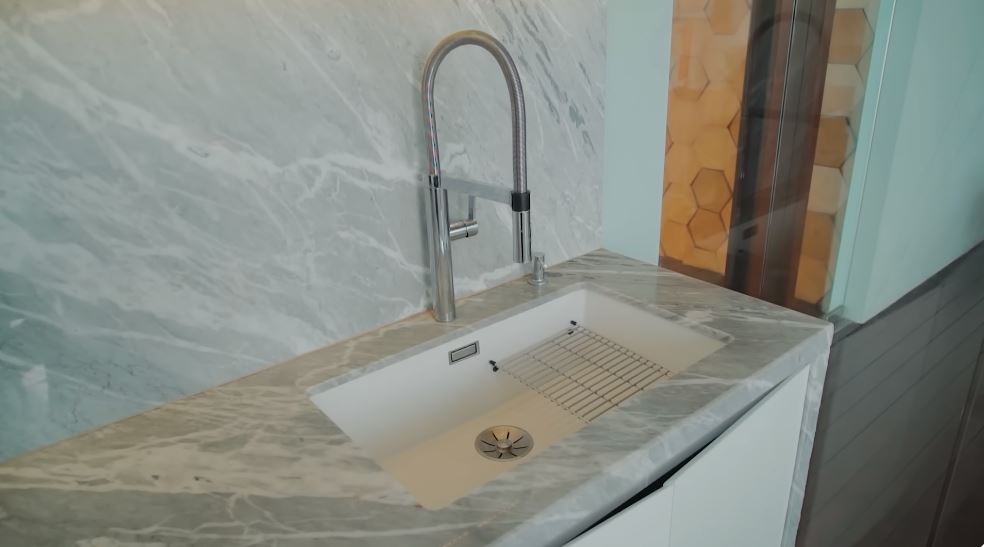 Kondang gaya hidup frugal living tapi keran rumahnya Rp 17 juta, ini 9 potret dapur rumah Raditya Dika