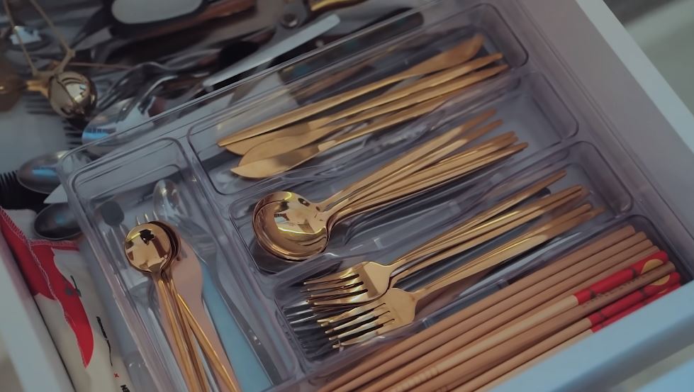 Kondang gaya hidup frugal living tapi keran rumahnya Rp 17 juta, ini 9 potret dapur rumah Raditya Dika