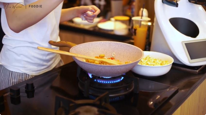 9 Potret dapur Iris Wullur interiornya minimalis tapi estetik serba kayu, cocok buat ngonten