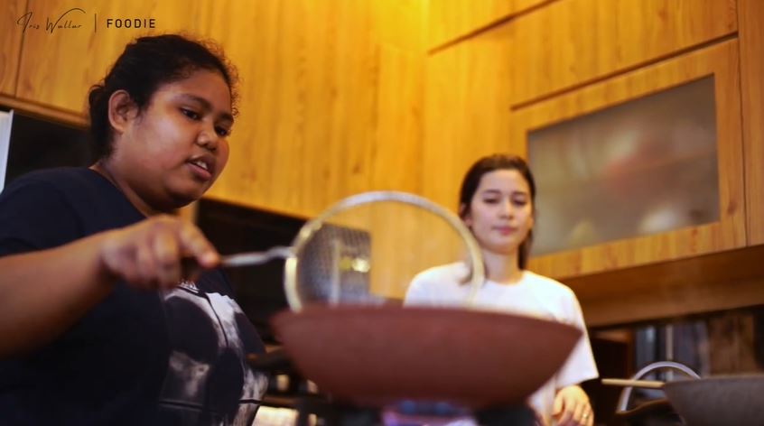 9 Potret dapur Iris Wullur interiornya minimalis tapi estetik serba kayu, cocok buat ngonten