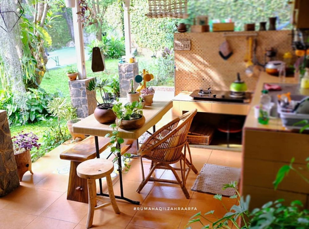 9 Potret dapur outdoor di teras ini desainnya keren abis, bikin masak sekaligus healing