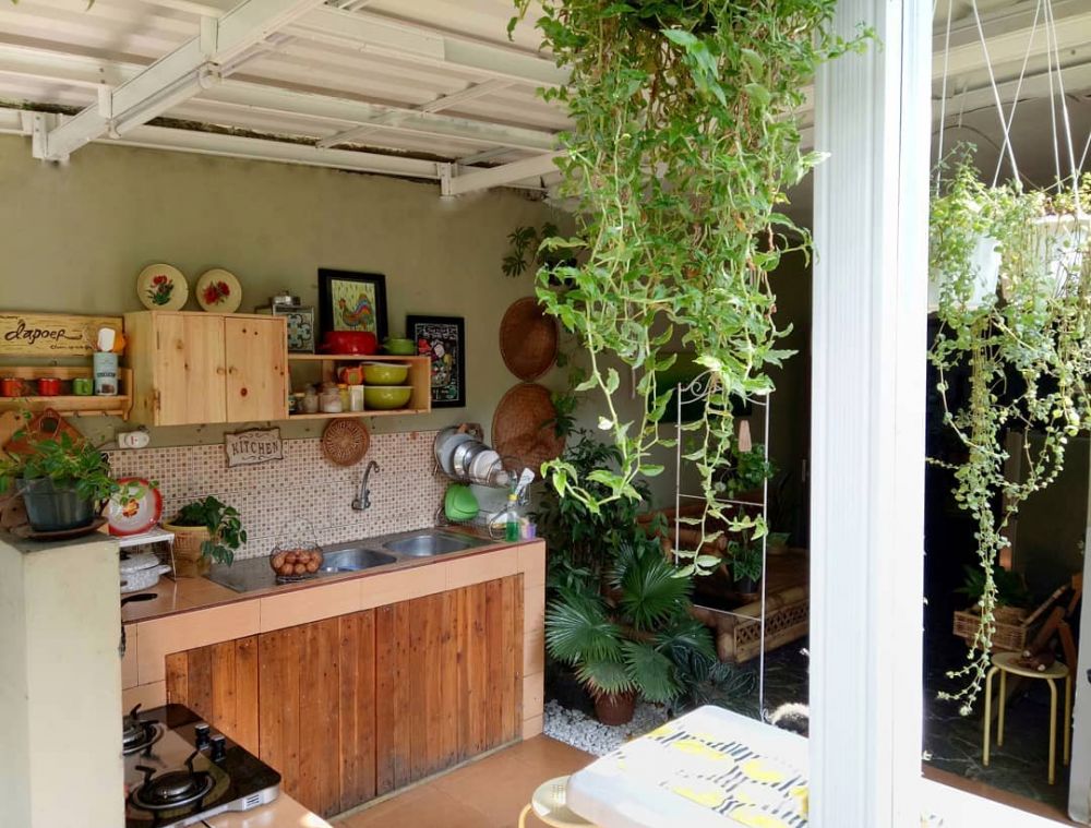 9 Potret dapur outdoor di teras ini desainnya keren abis, bikin masak sekaligus healing