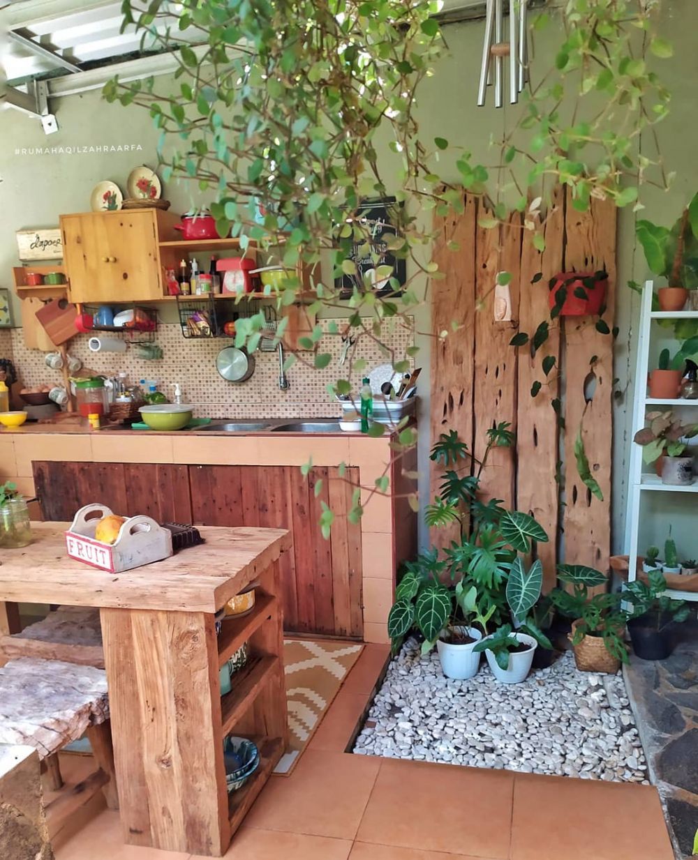 9 Potret dapur outdoor di teras ini desainnya keren abis, bikin masak sekaligus healing