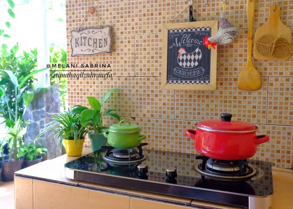 9 Potret dapur outdoor di teras ini desainnya keren abis, bikin masak sekaligus healing