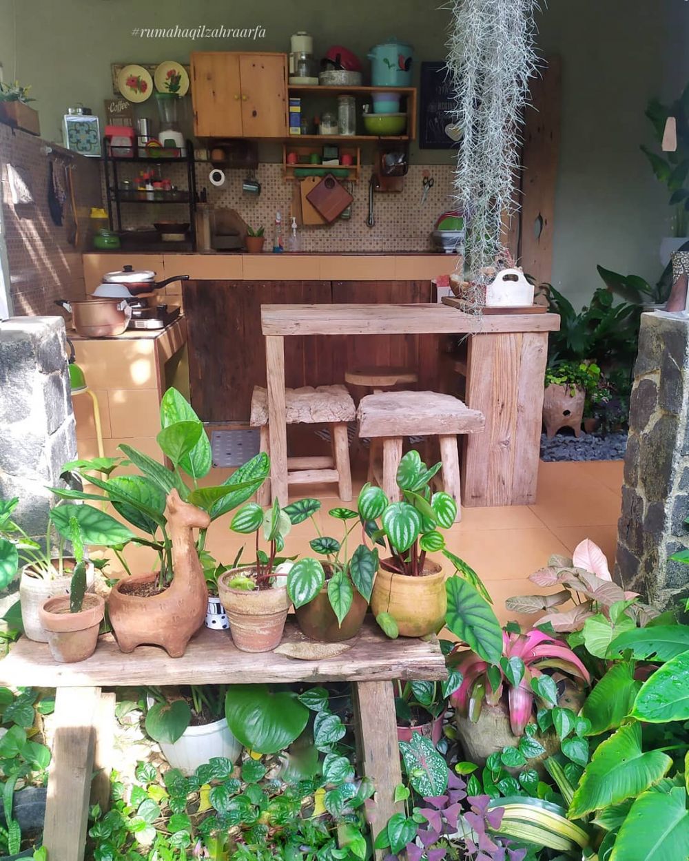 9 Potret dapur outdoor di teras ini desainnya keren abis, bikin masak sekaligus healing