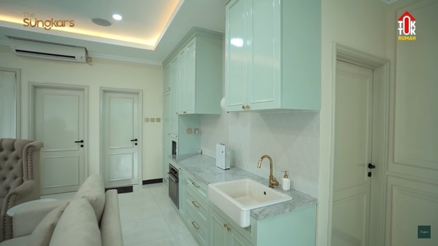 Sada Amina anak Fitri Tropica masih kecil punya perpustakaan di kamar, intip 9 potret ruang tidurnya