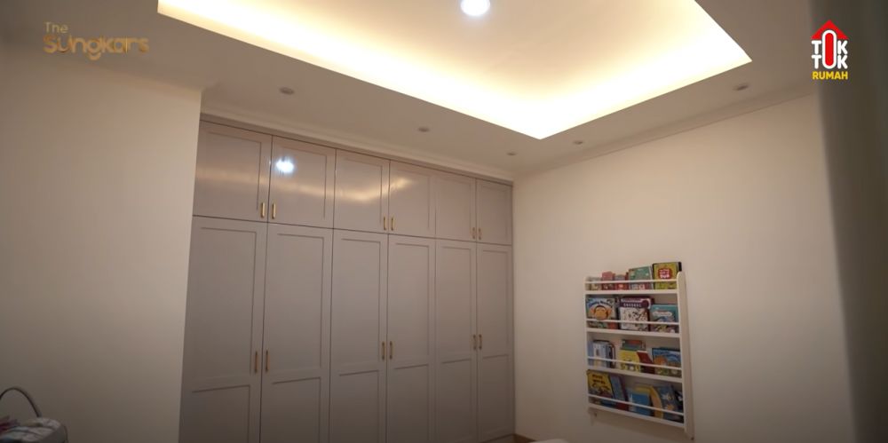 Sada Amina anak Fitri Tropica masih kecil punya perpustakaan di kamar, intip 9 potret ruang tidurnya