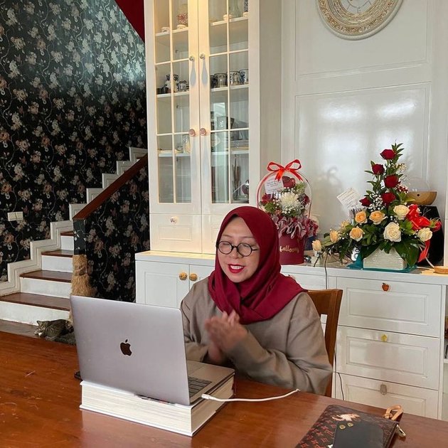 Dulu tinggal di gubug pinggir kali kini sukses punya rumah megah, 11 potret hunian Melly Goeslaw