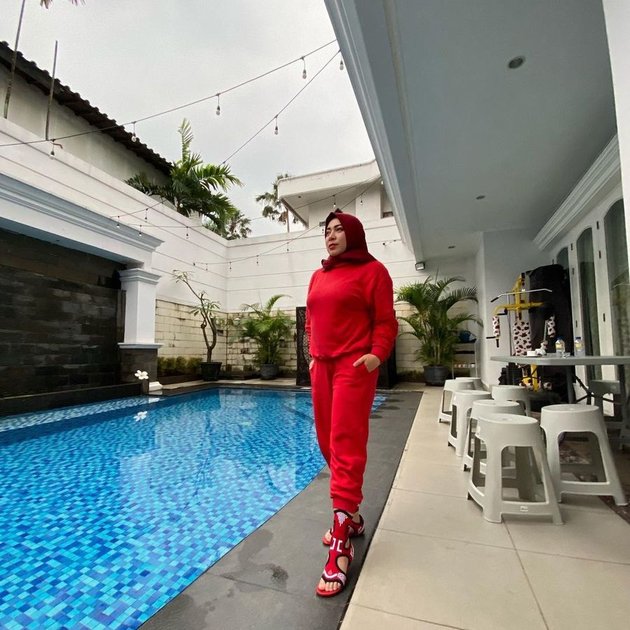 Dulu tinggal di gubug pinggir kali kini sukses punya rumah megah, 11 potret hunian Melly Goeslaw