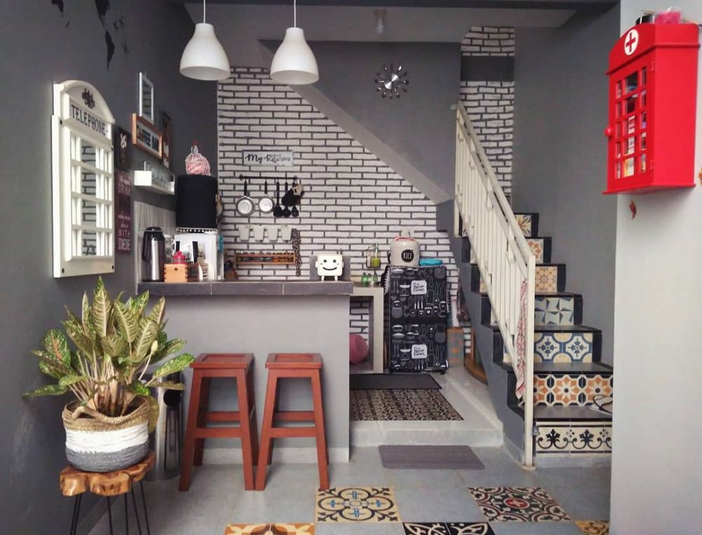 Dapur mini bar kolong tangga mewah tanpa kitchen set, 11 potretnya perpaduan warna elegan pol