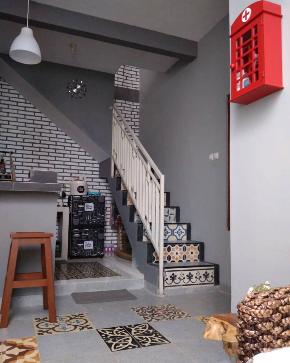 Dapur mini bar kolong tangga mewah tanpa kitchen set, 11 potretnya perpaduan warna elegan pol