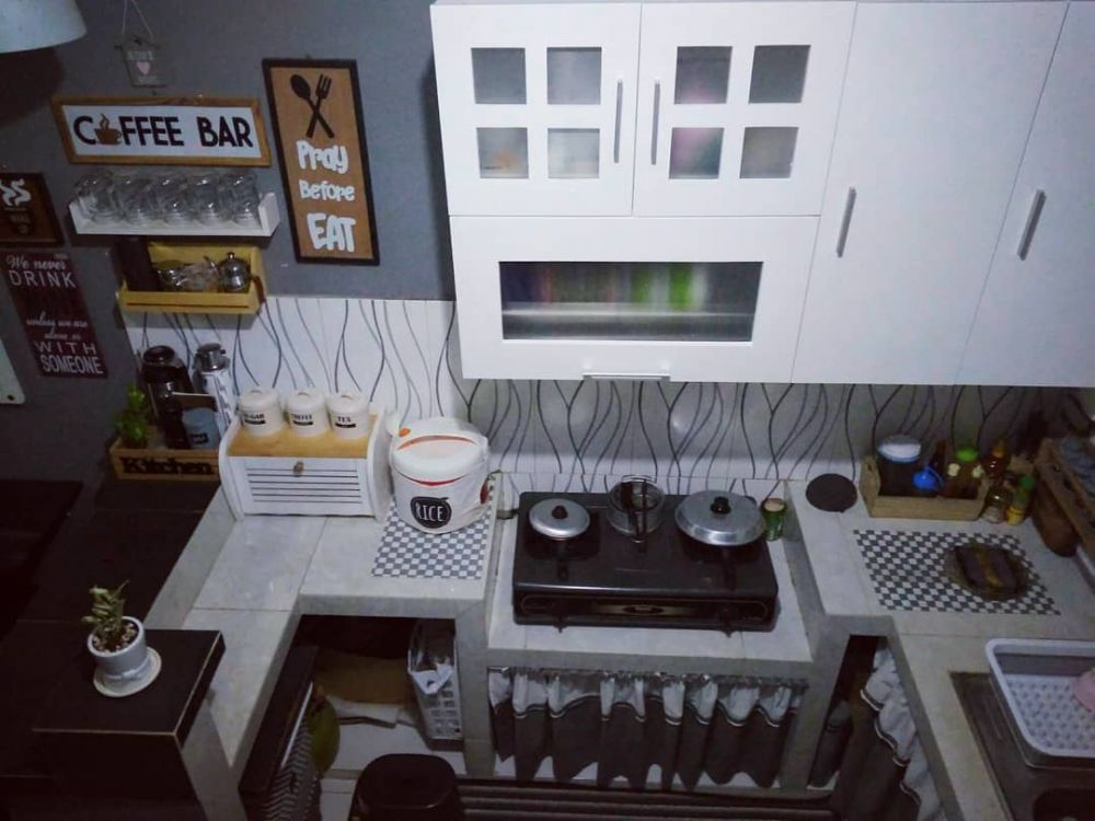 Dapur mini bar kolong tangga mewah tanpa kitchen set, 11 potretnya perpaduan warna elegan pol