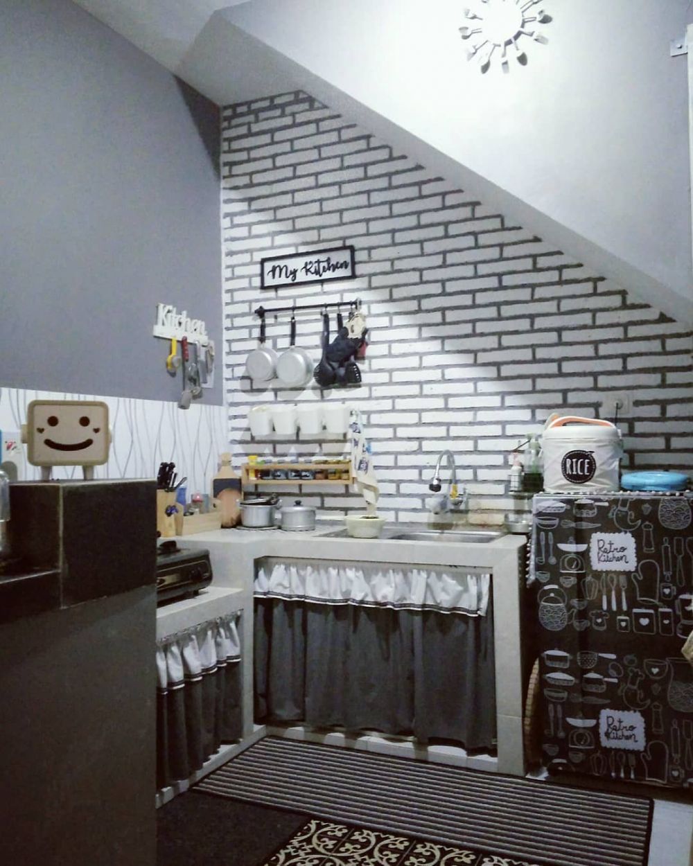 Dapur mini bar kolong tangga mewah tanpa kitchen set, 11 potretnya perpaduan warna elegan pol