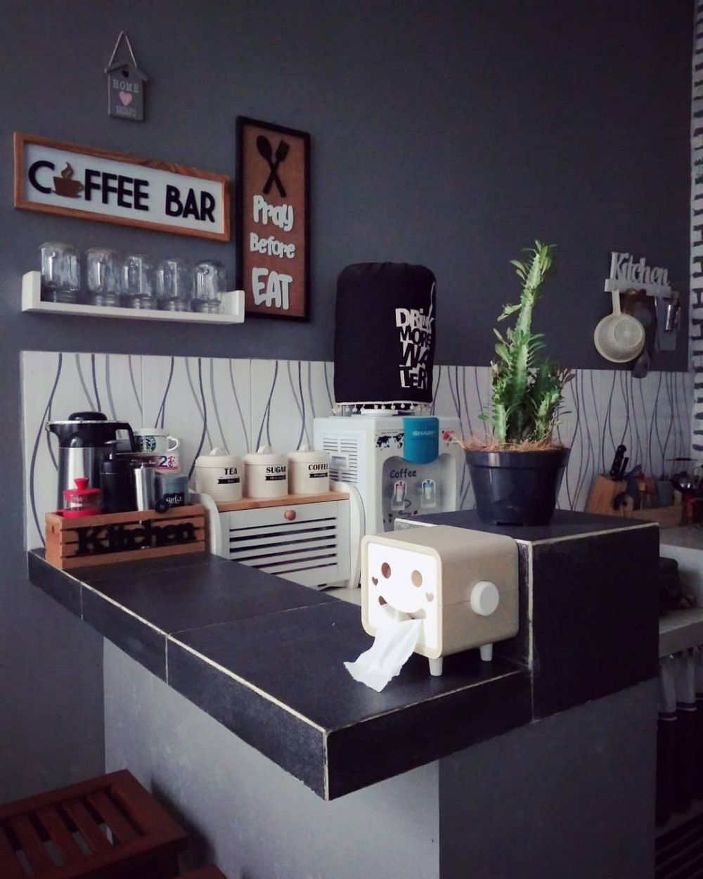 Dapur mini bar kolong tangga mewah tanpa kitchen set, 11 potretnya perpaduan warna elegan pol