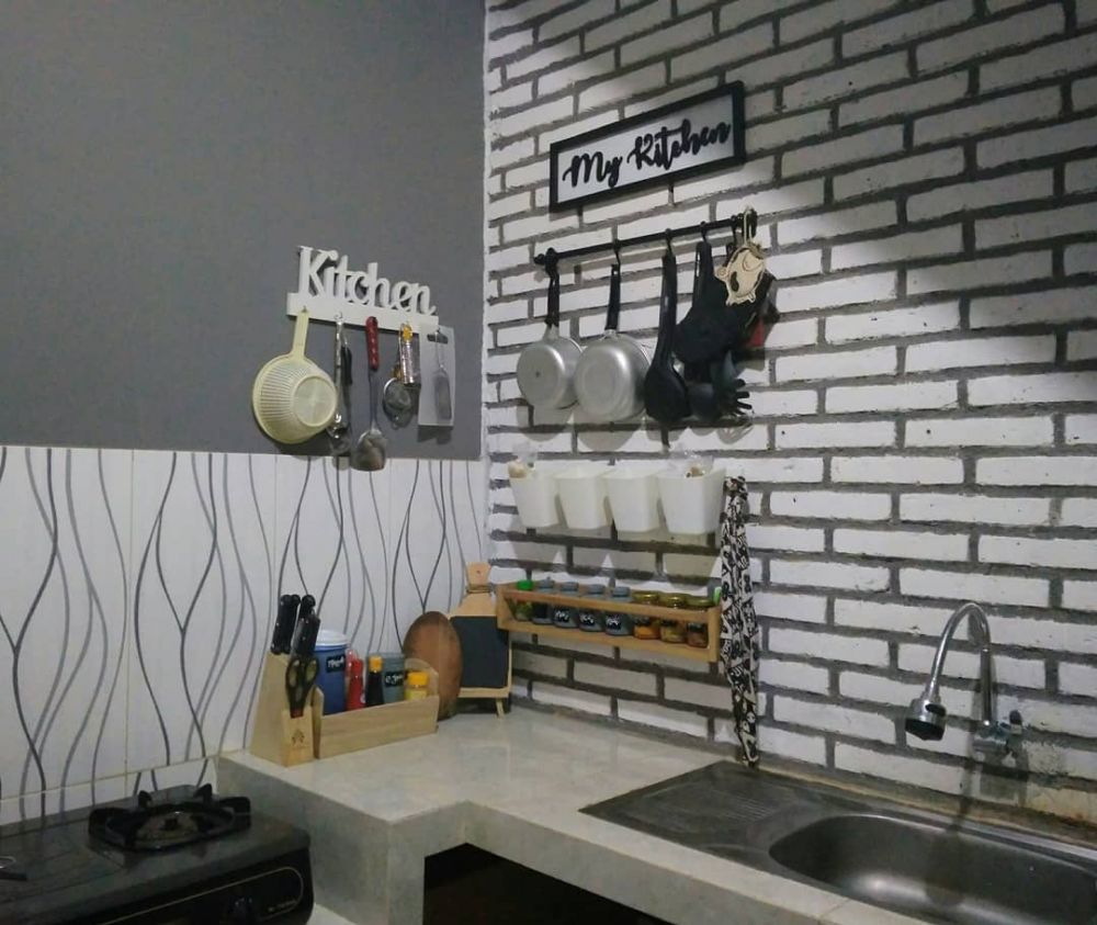 Dapur mini bar kolong tangga mewah tanpa kitchen set, 11 potretnya perpaduan warna elegan pol