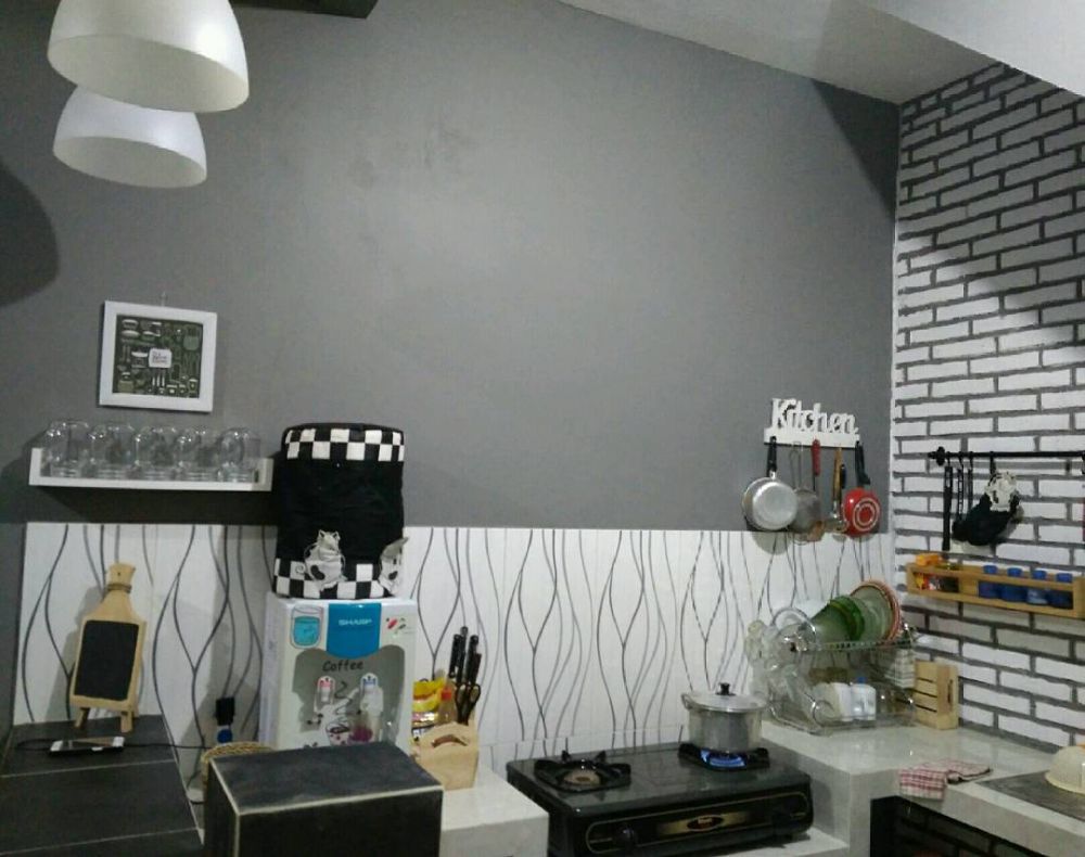 Dapur mini bar kolong tangga mewah tanpa kitchen set, 11 potretnya perpaduan warna elegan pol