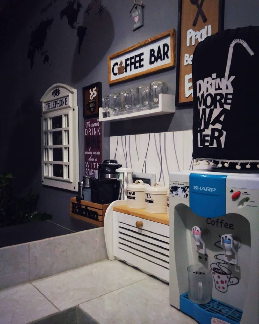 Dapur mini bar kolong tangga mewah tanpa kitchen set, 11 potretnya perpaduan warna elegan pol