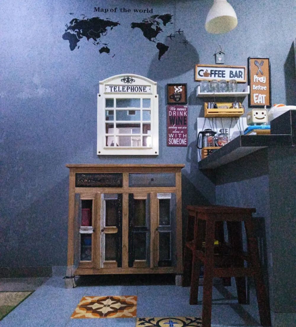 Dapur mini bar kolong tangga mewah tanpa kitchen set, 11 potretnya perpaduan warna elegan pol