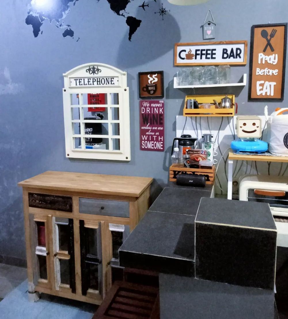 Dapur mini bar kolong tangga mewah tanpa kitchen set, 11 potretnya perpaduan warna elegan pol