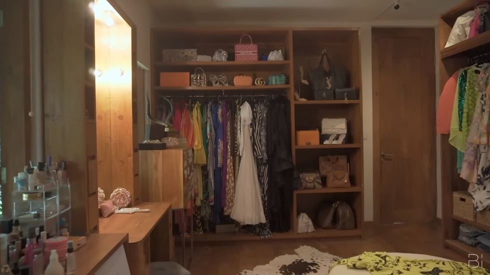 Walk in closetnya nuansa kayu, 11 potret kamar Indah Kalalo ini penuh barang antik asal Afrika