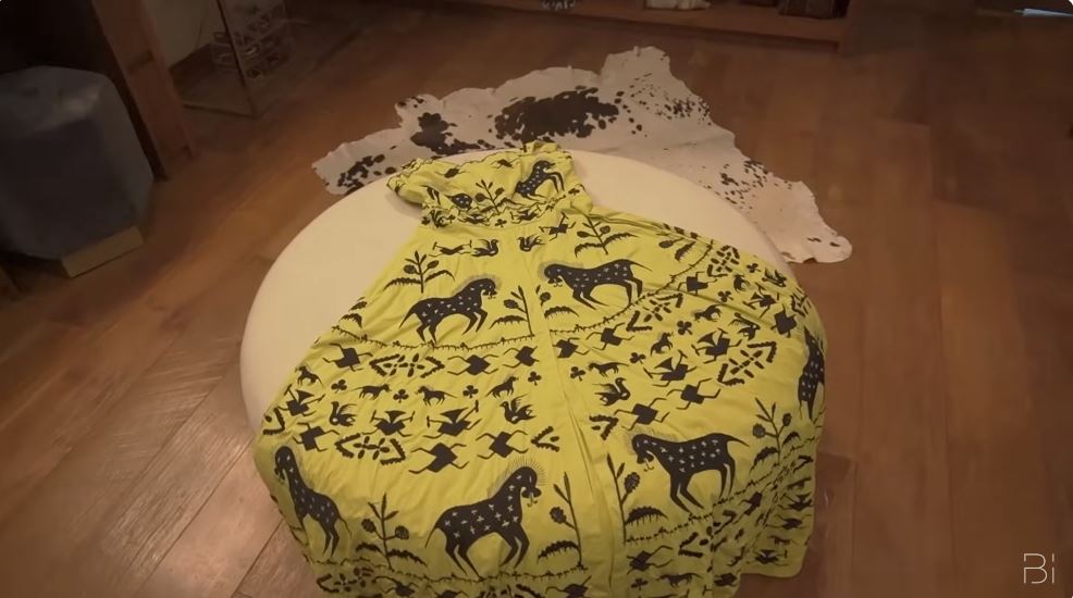 Walk in closetnya nuansa kayu, 11 potret kamar Indah Kalalo ini penuh barang antik asal Afrika