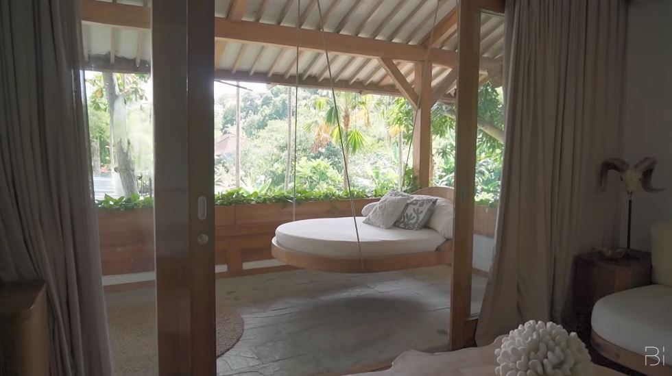 Walk in closetnya nuansa kayu, 11 potret kamar Indah Kalalo ini penuh barang antik asal Afrika